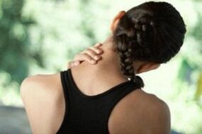 Kız servikal osteokondroz semptomları konusunda endişeli